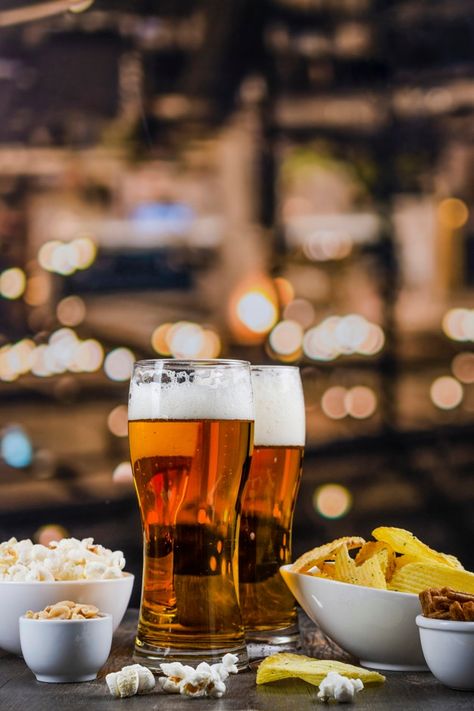 Essen, Draft Beer Photography, Sports Bar Food Photography, Sports Bar Photoshoot, Beer And Food Photography, Bar Photo Ideas, Sports Bar Food, Party Photography Ideas, Beer Image