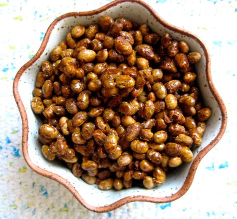 maple roasted soynuts Soybean Recipe, Roasted Soybeans, Crystallized Ginger, Bean Snacks, Soy Bean, Soy Beans, Pescatarian Recipes, Gf Recipes, Vegan Appetizers