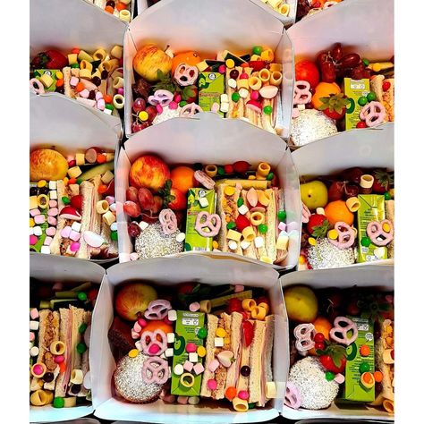 Party Food Boxes Kids, Kids Party Lunch Box Ideas, Kids Party Food Boxes Ideas, Kids Party Boxes, Party Lunch Boxes, Party Food Boxes, Kids Birthday Food, Kids Snack Box, Easy Lunches For Kids