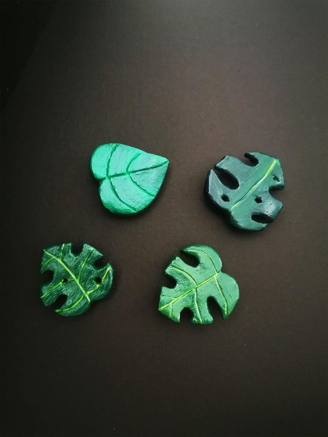 Add a touch of originality to your kitchen with these handmade clay magnets. Each piece is carefully sculpted from clay, hand painted, and then varnished for a glossy, durable finish. 🍃 Features : - Material: Natural clay - Size: About 3 to 4 cm - Paint: Acrylic, finished with a protective varnish - Magnet: Powerful, able to hold your notes, photos or shopping lists on your refrigerator Choose the monstera magnet(s) you like! Air Clay Magnets, Air Dry Clay Fridge Magnets, Cute Clay Magnets, Fridge Magnets Ideas Creative, Clay Fridge Magnets Diy, Diy Magnets Fridge, Magnets Clay, Magnet Clay, Clay Fridge