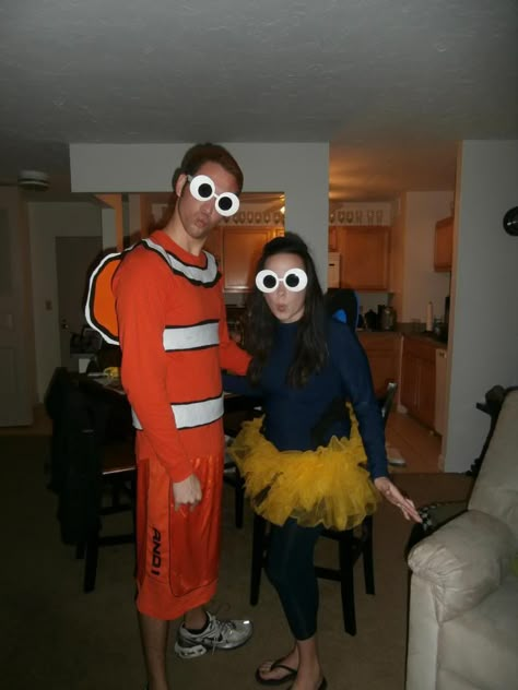 DIY Couples Costume Nemo and Dory - Finding Nemo  #disneycostume #findingnemo #couplescostume Marlin And Dory Costume, Clownfish Costume Diy, Dori Costume, Diy Nemo Costume Women, Finding Nemo Diy Costume, Diy Finding Nemo Costume, Clownfish Costume, Diy Dory Costume, Darla Halloween Costume Finding Nemo