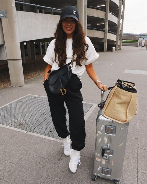 lorna luxe on Instagram: “✈️ first time I’ve been early all year” Cute Travel Outfits Airport Chic, Cute Plane Outfit, Comfy Cute Airport Outfit, Plane Outfit Airport Style Comfy, Plane Outfit Airport Style, Airport Outfit Winter, Comfortable Airport Outfit, Plane Outfit, Airport Chic