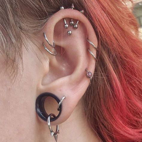 ear piercings ೄྀ Cool Ear Gauges, Asymmetrical Ear Piercings Both Ears, Ear Piercing Ideas With Gauges, Emo Ear Piercings, Ear Piercing Layout, Piercing Layout, Ear Setup, Stretch Ears, Emo Piercings