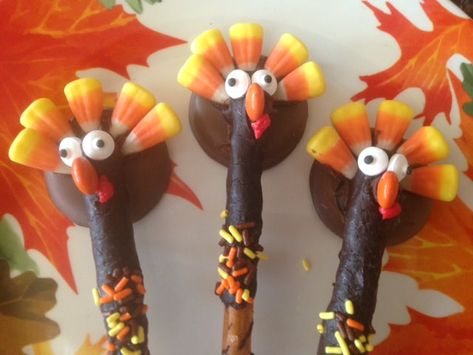 Dessert Crafts, Thanksgiving Candy Crafts, Candy Turkeys, Thanksgiving Candy, Turkey Treats, Easy Thanksgiving Crafts, Quotes Friends, Candy Treats, Pretzel Rods