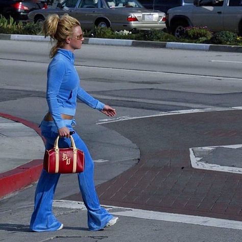 early 2000s on Instagram: “serve” Juicy Track Suit, Juicy Couture Sweatsuit, 2000s Outfit, Icons Instagram, Early 2000s Fashion, Outfits Y2k, Celebrity Street Style, Early 2000s, 2000s Fashion