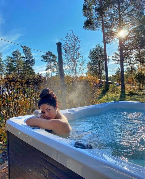 Hot Tub In Winter Photo, Colorado Hot Tub Pics, Poses For Hot Tub, Winter Jacuzzi Photo, Sauna Insta Pics, Picture Inspo Instagram Winter, Mountain Hot Tub Pictures, Spa Trip Outfit, Hot Tub Pictures Poses Plus Size