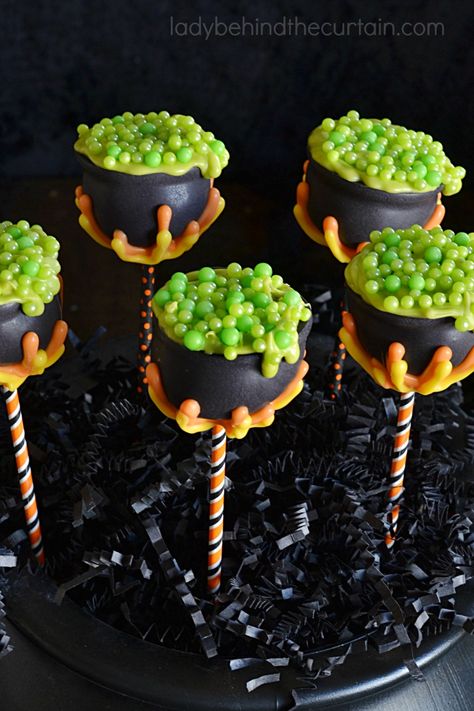 Witches Cauldron Cake Pops Cauldron Cake Pops, Halloween Dessert Recipes Easy, Fun Cake Pops, Halloween Deserts, Cauldron Cake, Recetas Halloween, Postres Halloween, Hocus Pocus Party, Halloween Punch