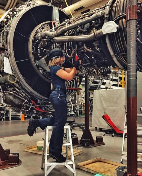 Women In Aerospace, Aesthetic Job Pictures, Mechanical Engineering Women, Mechanical Engineer Woman, Engerineer Aesthetic, Aircraft Engineering Aesthetic, Aircraft Mechanic Aesthetic, Aeronotical Engineer, Aviation Engineering Aesthetic