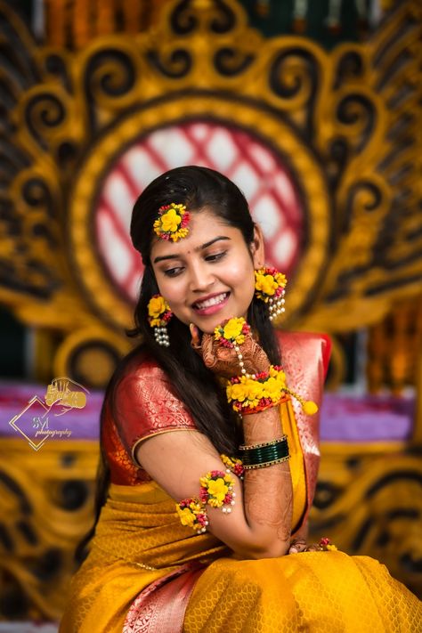 Haldi Stills For Women, Bride Mangala Snanam Stills, Marathi Haldi Couple Poses, Haldhi Stills Bride Groom, Mangalasnanam Stills, Girl Haldi Ceremony, Haldi Ceremony Outfit Girl, Haldi Poses Bride, Haldi Bridal Poses