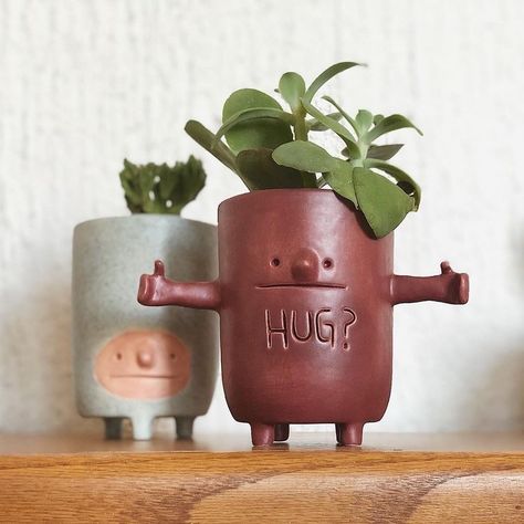 Now that's really cute😍⁠ Talk of positive vibes. Looking at this little planter is very comforting.⁠ What do you think?⁠ ⁠ @planter_me Clay Diy Projects, Diy Ceramic, Keramik Design, Garden Pottery, Pottery Crafts, Pottery Classes, Diy Pottery, Ceramics Pottery Art, Clay Art Projects