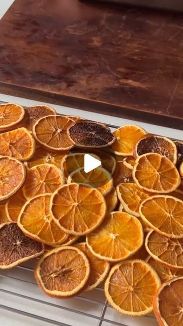 Loui Burke on Instagram: "Here’s how to make the perfect dried orange rounds for Christmas drinks, decorations and gifts 🍊🎁   1.Cut your orange into 8mm slices 2.Dry the slices using paper towel or a tea towel 3. Lay out on a baking tray lined with baking paper 4. Place in preheated oven (100•c or 210•F) for 3 hrs  The slices should feel hard and not sticky. Store away and decorate all season long! Share with a friend and follow along for more fun lifestyle tips 🍊✨" Christmas Tree Ideas Orange Slices, Diy Dehydrated Orange Slices, Dry Orange Slices Decoration Christmas, How To Dehydrate Oranges, How To Dry Orange Slices, Dried Orange Slices Decoration, Dried Citrus, Orange Sheets, Deco Orange