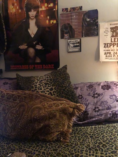 Dark Artsy Bedroom, Messy Vintage Room, Shameless Room Aesthetic, Nerdy House Ideas, Maximalist Decor Bedroom Vintage, Indie Sleaze Bedroom, Rockstar Gf Bedroom Aesthetic, Whimsigoth Bedroom Aesthetic, Vintage Goth Bedroom