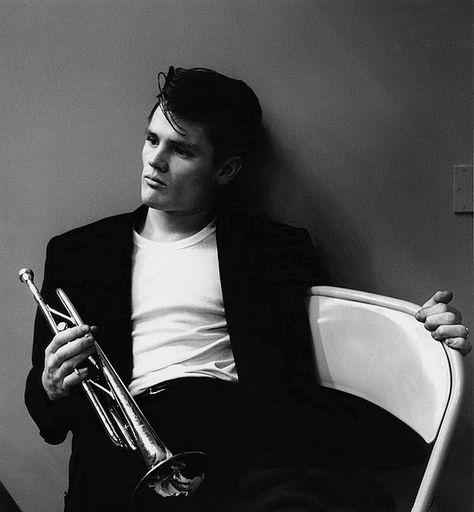 Chet Baker after a Los Angeles recording session (close) 1953 • Photographed by Bob Willoughby Gerry Mulligan, Arte Jazz, Baritone Sax, Chet Baker, Musician Portraits, Count Basie, Bill Evans, Ace Hood, Free Jazz