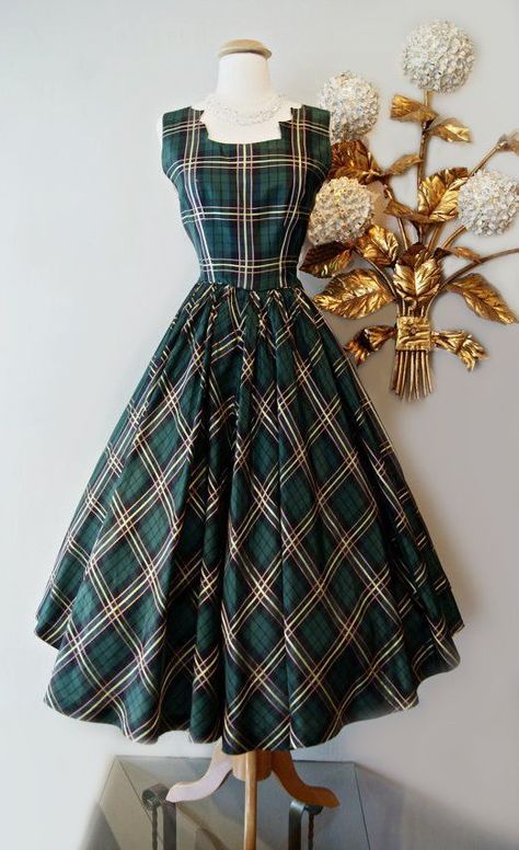 Vintage Green Tartan Dress | vintage 1950s dress #vintage #vintagefashion #1950s 1950s Clothes, Áo Blu, Robes Vintage, Vintage Dresses 50s, Vintage Trends, Vintage 1950s Dresses, Taffeta Dress, Tartan Dress, Retro Mode