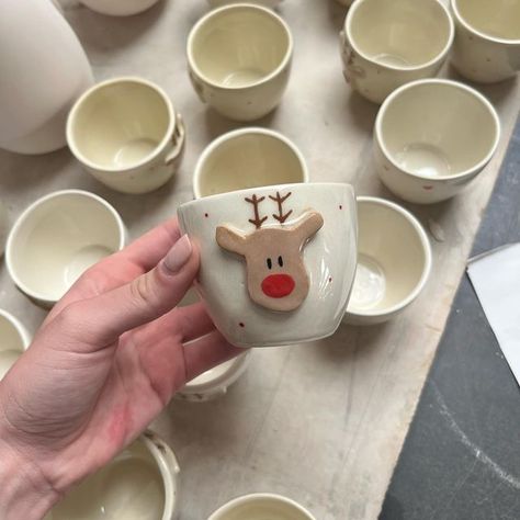 Cute Mugs Aesthetic Christmas, Pottery Ideas Christmas Gifts, Clay Christmas Gift Ideas, Christmas Mug Handmade, Christmas Mugs Ideas, Small Business Christmas Ideas, Clay Mug Ideas Design, Ceramic Christmas Gifts, Ceramics Christmas Ideas