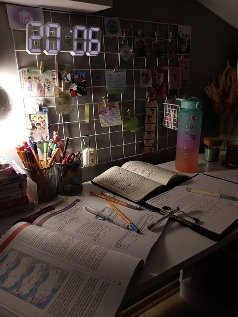 Organisation, 3 Am Study Aesthetic, Studying Space Aesthetic, Stufy Aesthetic Pictures, Obsessed With Studying Aesthetic, Study Sesh Aesthetic, Asthetic Studying Pics, Study Desk Set Up Aesthetic, Aesthetic Studying Pics