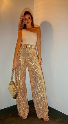 Sequins Pants Outfit, Gold Sequin Pants, Party Make-up, Sparkle Outfit, Look Boho Chic, Party Outfits Night, Fiesta Outfit, Nye Outfits, Cocktail Outfit