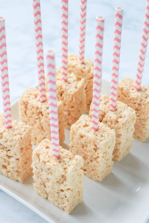 These Chocolate Dipped Rice Krispie Treats are great for parties, special treats, or Valentine's day. Who can resist a Rice Krispie on a stick?! Dipped Rice Krispie Treats, Chocolate Dipped Rice Krispie Treats, Rice Krispies Pops, Rice Crispy Cake, Rice Crispy Squares, Rice Crispy Treats Recipe, Chocolate Rice Krispie Treats, Rice Recipes For Dinner, Krispy Treats