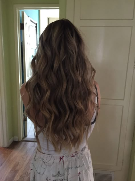 Ball Hairstyles For Long Hair Curls, Prom Hair Down Brown, Prom Hairstyles Waves, Prom Curls Hairstyles, Wavy Hair At The End, Body Wavy Hairstyles, Prom Hair Simple Loose Curls, Prom Brown Hair Hairstyles, Curled Brown Hair Long