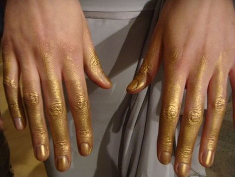 gilded fingers Hazel Levesque, Gold Hands Aesthetic, Gilded Painting, Gold Tears, Golden Hands, Gold Veins, Gold Skin, Painting Gold, Gold Outfit