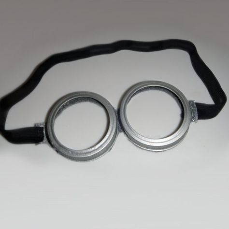 Spray a piece of gray felt with adhesive and attach 2 canning rings side by side. When the adhesive dries, cut out the rings, leaving a tab on each side. Cut a piece of black elastic and attach to each tab, making the strap for the goggles. Homemade Minion Goggles, Diy Minion Googles, How To Make Minion Goggles, Diy Minion Goggles, Minion Glasses, Flight Goggles, Diy Minion Costume, Minion Goggles, Pilot Goggles