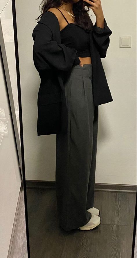 Oversized Blazer And Trousers, Oversize Blazer Outfit Summer, Grey Trousers Black Blazer Women, Trouser Outfit Inspo Women, Black Shades Outfit, Grey Pants Outfit Woman, Grey Trousers Outfit Summer, Black Oversize Shirt Outfit, Oversized Style Aesthetic