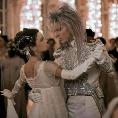 Pinterest - México Sarah Labyrinth, Sarah And Jareth, Labyrinth Ball, 80s Halloween Costumes, Labyrinth Jareth, Jim Henson Labyrinth, David Bowie Labyrinth, Bowie Labyrinth, Labyrinth 1986