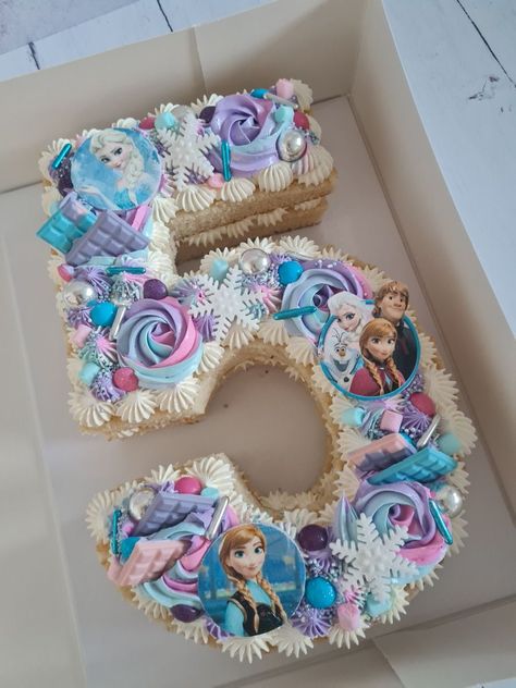 Number 3 Frozen Cake, Elsa Birthday Cake Ideas, Frozen Cake Ideas, Torte Frozen, Frozen Birthday Party Food, Elsa Torte, Elsa Birthday Cake, Pastel Frozen, Frozen Themed Birthday Cake