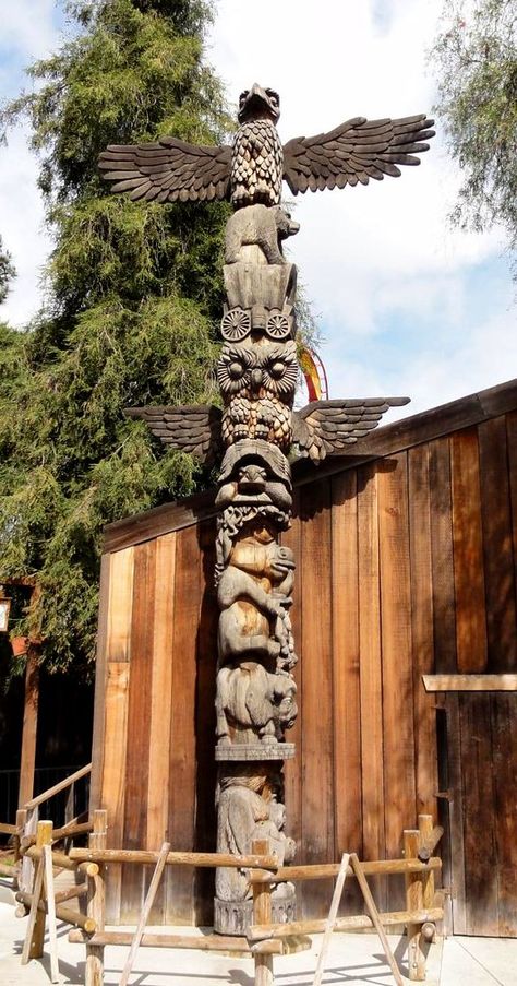 Native American Horoscope, Animal Totem Pole, Native American Totem Poles, Arte Haida, Totem Pole Art, Native American Totem, American Quotes, Pole Art, Totem Poles