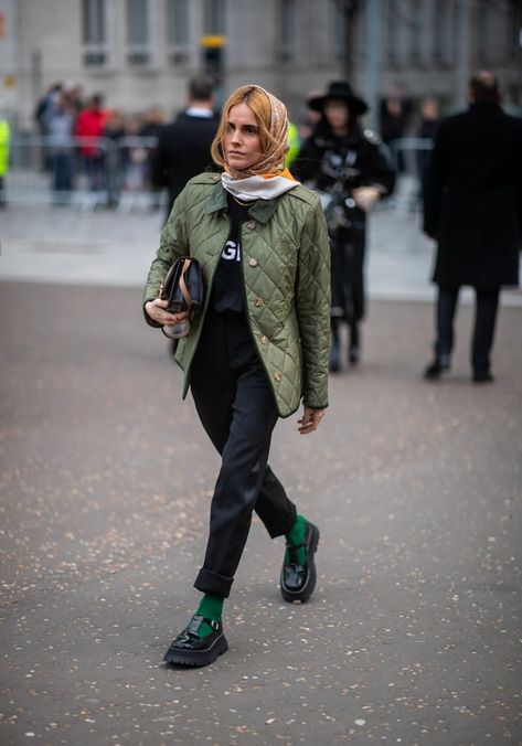 The Best Street Style to Inspire Your Winter Looks Black Slim Pants, Black Leather Combat Boots, Black Leather Blazer, Black Leather Chelsea Boots, Ripped Boyfriend Jeans, Trendy Jackets, Bright Fashion, Shirt Tucked In, Casual Outerwear