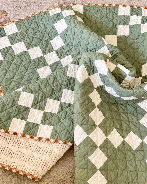 Allison • Peony Pedal Quilts | She’s all washed and crinkled and ready for tummy time 🥰 Pattern: Irish Chain quilt free tutorial on @jozmakesquilts blog Quilt top… | Instagram Irish Knot Quilt Patterns, Sage Green Quilt Patterns, Solid Color Quilt Patterns, Triple Irish Chain Quilt Pattern Free, Green And White Quilt, Checkered Quilt Pattern, Green And White Quilts, Green Quilts Ideas, 10 Inch Square Quilt Patterns Free