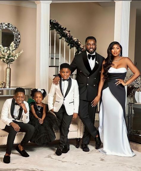 All Black Family Photoshoot Outfits, Black Family Portrait Ideas, Family Christmas Photoshoot Outfits, Glam Family Photos, Formal Family Portrait, Holiday Photoshoot Family Outfits, Holiday Photoshoot Family, Photoshoot Family Outfits, January Photoshoot