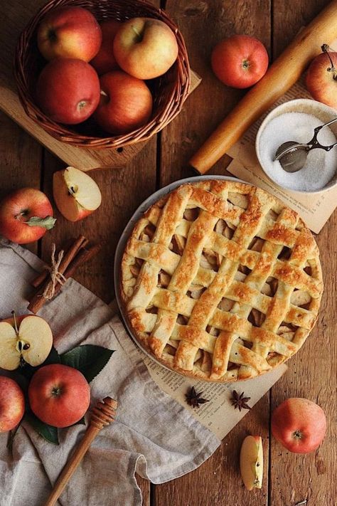 Halloween pie Essen, Baking Apple Pie Aesthetic, Apple Pie Pictures, Autumn Pie Aesthetic, Autumn Apple Pie, Baking Pie Aesthetic, Baking Astethic, Fall Food Photography, Autumn Pastries