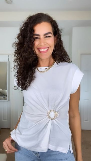 Doranellys Patton / Daily Style on Instagram: "Easiest T-shirt hack! How to add a touch of glam to your T-SHIRT! 📍Save and follow for more! This #fashionhack works great with a button down shirt, skirt! Outfit and clip will be in my “February links” highlights. And my @shop.ltk (@doranellyspatton). Link in bio. 🚫Do not repost my video content without my consent©️ ❤️Thank you for sharing this reels with friends! And don’t forget to turn on reels notifications, so you don’t miss any of my reels Shirt Clips, T Shirt Hacks, Shirt Makeover, Shirt Hacks, Red Homecoming Dresses, Diy Fashion Hacks, Stylish Fall Outfits, Cute Skirt Outfits, Diy Clothes Life Hacks