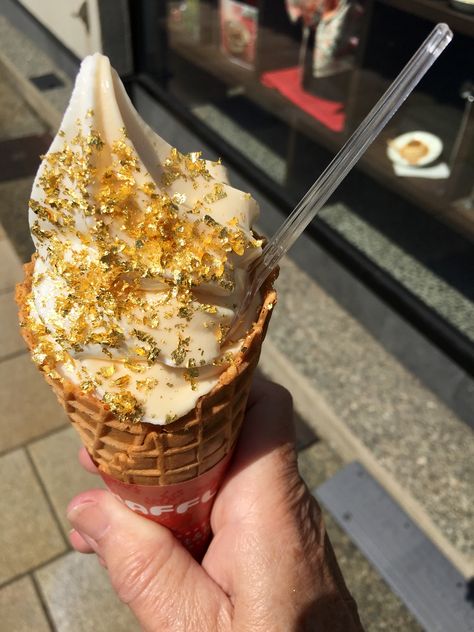 Gold Leaf soft serve in Kanazawa Gold Food Photography, Gold Leaf Food, Soft Gold Aesthetic Food, Vanilla Soft Serve Aesthetic, Gold Ice Cream, Cooking Sushi, Fancy Ice Cream, Edible Gold Glitter, Gold Diggers