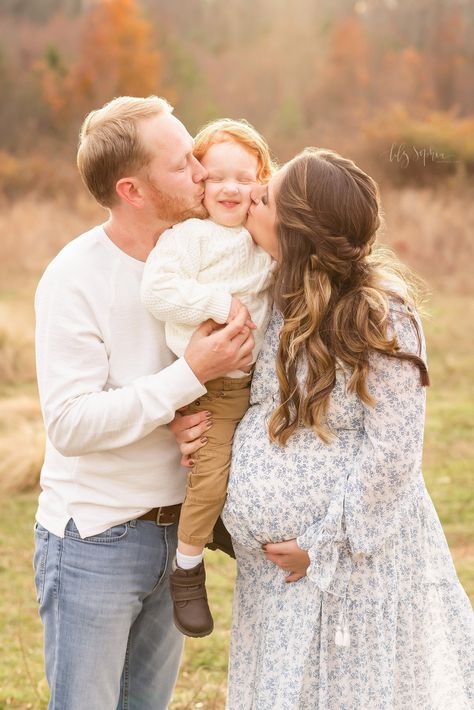 Family Of 3 Photoshoot Maternity, Cute Family Maternity Pictures, Family Of 3 Photo Ideas Maternity, Family Maturity Pictures, Fall Family Photos While Pregnant, Maternity Poses Family Of 3, Maternity Photo Family Of 3, Diy Family Maternity Pictures, Maternity Pics With Family