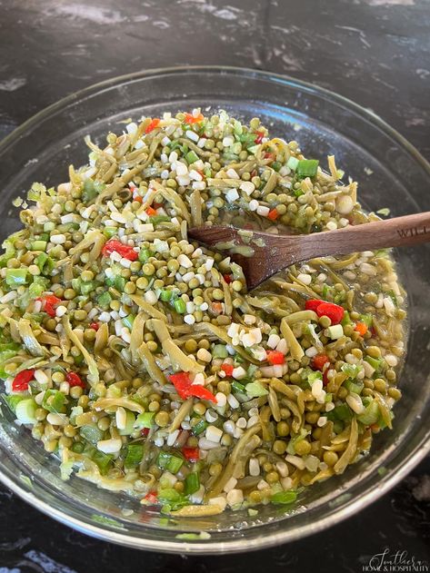 This classic chilled vegetable salad recipe is made with white shoepeg corn, French-style green beans, Le Sueur English peas, and marinated in a sweet and tangy oil and vinegar dressing. It's the perfect side dish for potlucks, picnics, barbecues, and any summer meal! Shoepeg Corn Salad Recipe, Marinated Salad Recipes, Cold Pea Salad, Shoepeg Corn, Oil And Vinegar Dressing, Green Pea Salad, Marinated Salad, Green Bean Salad Recipes, Corn Vegetable