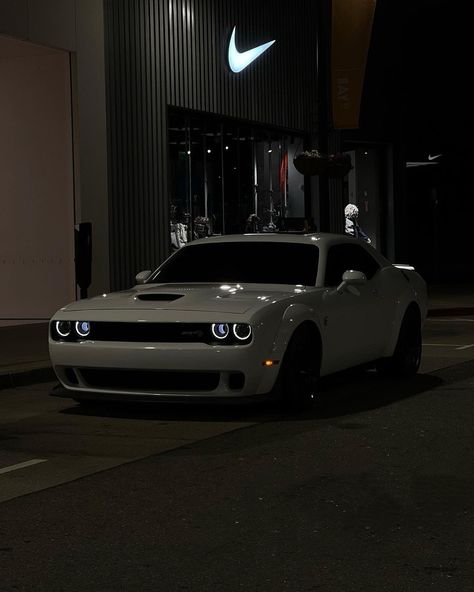 Car Pfp Aesthetic, Challenger Car, Challenger Dodge, Dodge Hellcat, Car Dodge, Dodge Charger Hellcat, Serie Bmw, Dodge Challenger Hellcat, Ac New Leaf