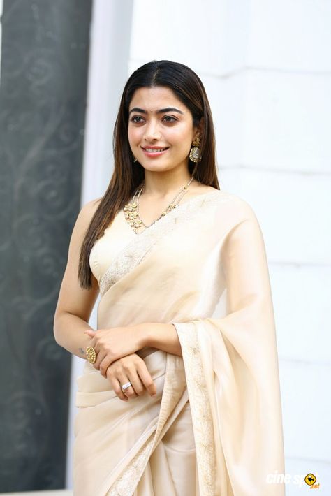 Rashmika Mandanna actress photoshoot (14) Sleeveless Saree, Wallpaper For Android, Rashmika Mandanna, Indian Beauty Saree, Actress Photos, Celebrity Photos, Bollywood Actress, A Woman, Abc