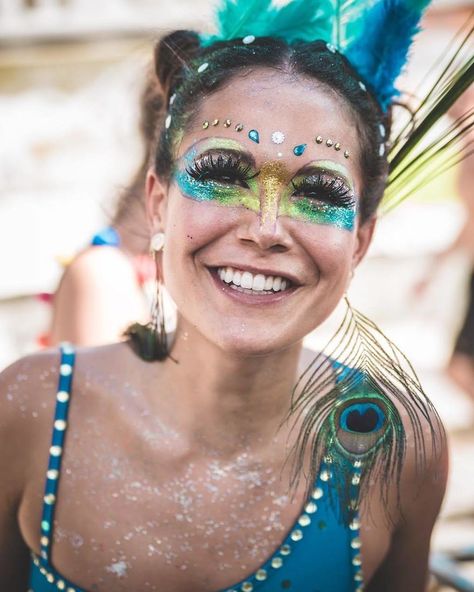 Portrait-Photography-People-Carnival-Rio-De-Janeiro-Patrick-Humanosdocarnaval-Sister Brazil Costume, Carnivale Costume, Rio Carnival Costumes, Brazilian Carnival Costumes, Karneval Diy, Festival Face Paint, Carnaval Outfit, Theme Carnaval, Costume Carnaval