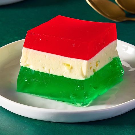 Christmas Ribbon Jello Salad, Jello Ribbon Salad Christmas, Ribbon Jello Salad, Ribbon Salad Jello Recipe, Jello Dessert Ideas, Jello Casserole, Christmas Jello Salad Recipes, Christmas Jello Desserts, Christmas Ribbon Jello Recipe