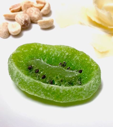 How to make dried kiwi in the oven or food dehydrator for a healthy snack Kiwi Dessert, Dried Kiwi, Kiwi Recipes, Breakfast Yogurt, Yogurt Bowls, Yogurt Breakfast, Food Dehydrator, Fruit Snack, Pressure Cooker Chicken