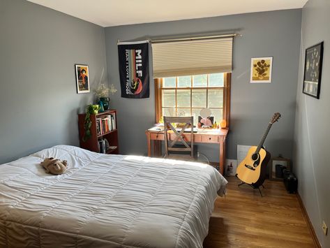 Bedroom, bed with white comforter, art on walls, guitar in corner, desk next to a window, plants Bedroom With Guitar, Bedroom Guitar, Bedroom With Bookshelf, Music Inspired Bedroom, Guitar Decor, Bedroom Indian, Guitar Bedroom, Home Music Rooms, Bedroom Vibes