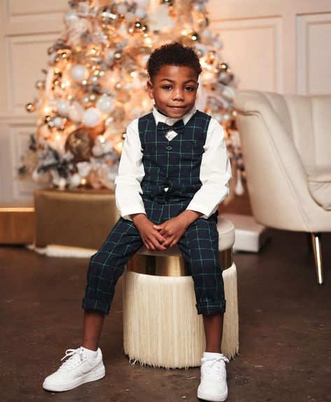 Toddler Boy Santa Pictures Outfit, Boys Christmas Photoshoot, Toddler Boy Christmas Pictures, Boy Christmas Photoshoot, Toddler Christmas Photos, Outfit Navidad, Christmas Party Attire, Red Christmas Outfit, Holiday Outfits Christmas