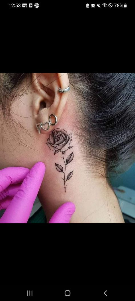 Aki Tattoo, Rose Tattoo Behind Ear, Rose Neck Tattoo, Tattoo Behind Ear, Side Neck Tattoo, Hand Tattoos For Girls, Neck Tattoos Women, Alien Tattoo, Tattoos For Black Skin