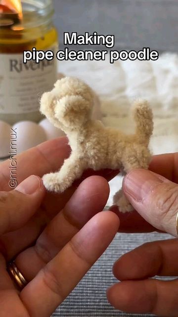 Crafts With Pipe Cleaners, Pipe Cleaner Dog, Diy Crafts Easy At Home, Paper Roll Crafts Diy, Pipe Cleaner Animals, Chenille Crafts, Rainbow Loom Bands, Mini Dog, Diy Doll Miniatures