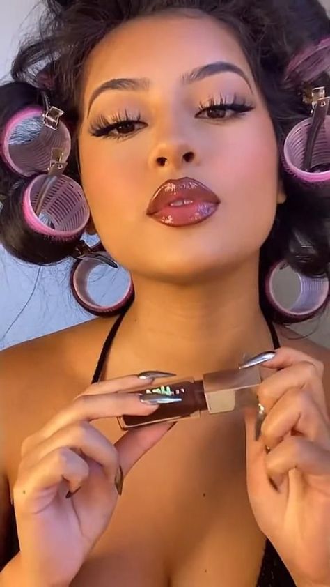 Black Tops Outfit Ideas, Sculpted Makeup Look, Dominican Makeup Looks, 90s Makeup Looks Latina Tutorial, Chicana Makeup Tutorial, Different Styles Fashion Aesthetic, Victorias Secret Make Up, Natural Makeup Hacks, Baddie Eye Makeup