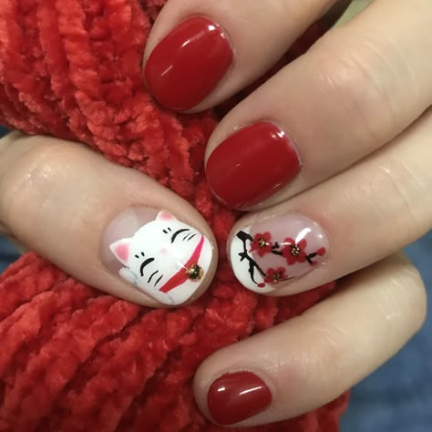 Vietnamese New Year Nails, Lucky Cat Nail Art, Nail Designs Chinese New Year, Chinese New Year Nails Design Simple, Red Cherry Blossom Nails, Japanese Themed Nails, Red Kawaii Nails, Lucky Cat Nails, Nails For Japan Trip