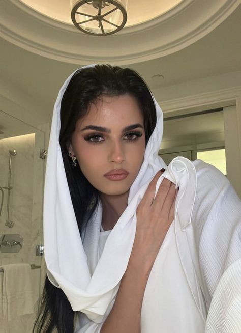 Moroccan Girl Aesthetic, Arab Girl Aesthetic, Moroccan Makeup, Girl Core Aesthetic, Arabic Look, Morocco Girls, Moroccan People, Morocco Women, Club Makeup