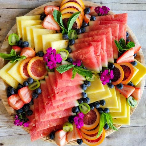 Apple Brunch, Fine Apple, Garden Party Recipes, Fruit Platter Designs, Edible Image Cake, Charcuterie Inspiration, Party Food Platters, Charcuterie And Cheese Board, Charcuterie Recipes